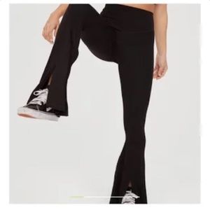 offline by aerie real me split hem flare legging in black size small short
